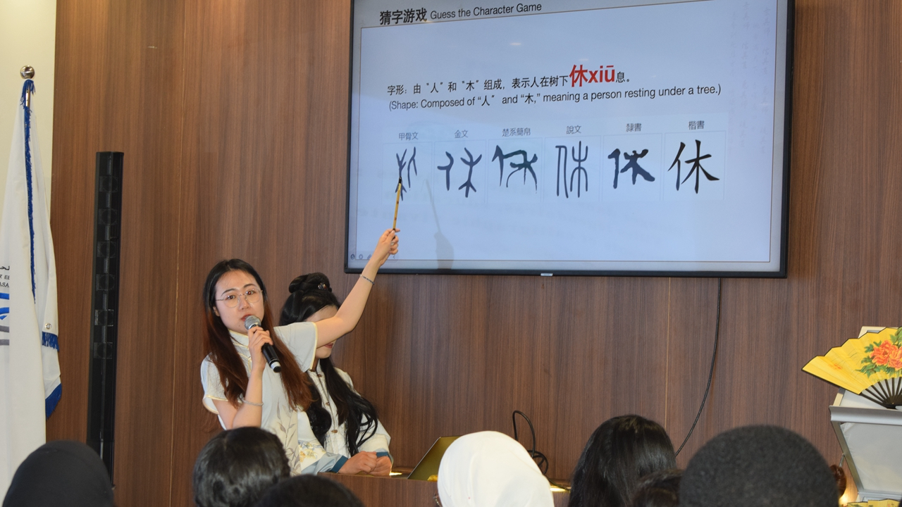 0427摩洛哥哈桑二世大學孔子學院亮相拉巴特國際書展書法介紹專題1.jpg