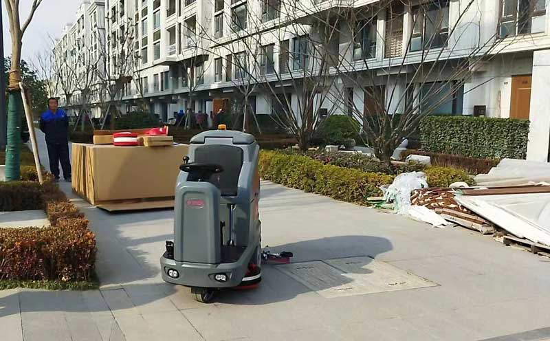 駕駛式洗地機為您的企業(yè)帶來多項優(yōu)勢 駕駛式洗地機為您的企業(yè)帶來多項優(yōu)勢
