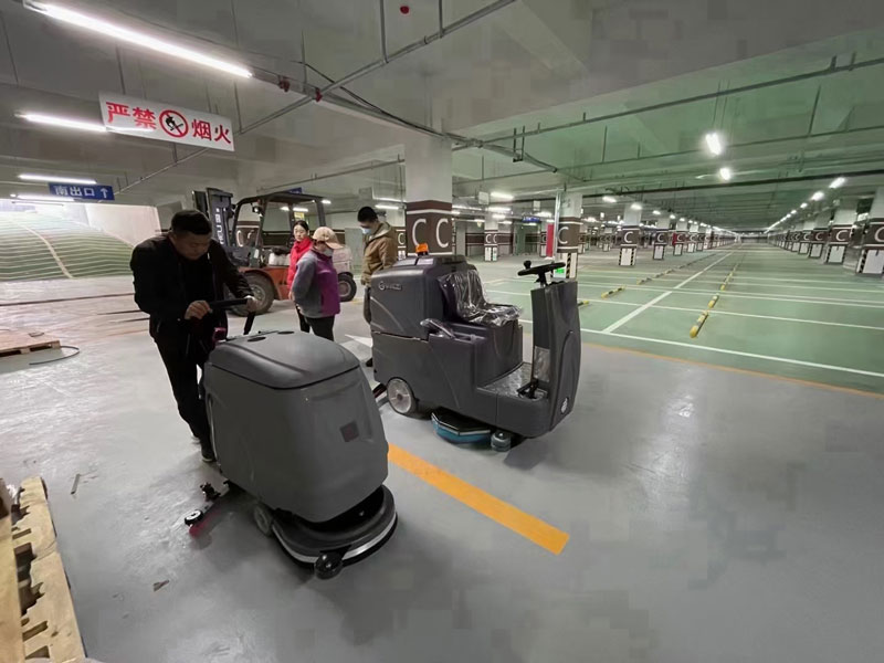 采用電池式全自動(dòng)洗地機(jī)，易于清潔消毒，節(jié)省時(shí)間和人工成本！